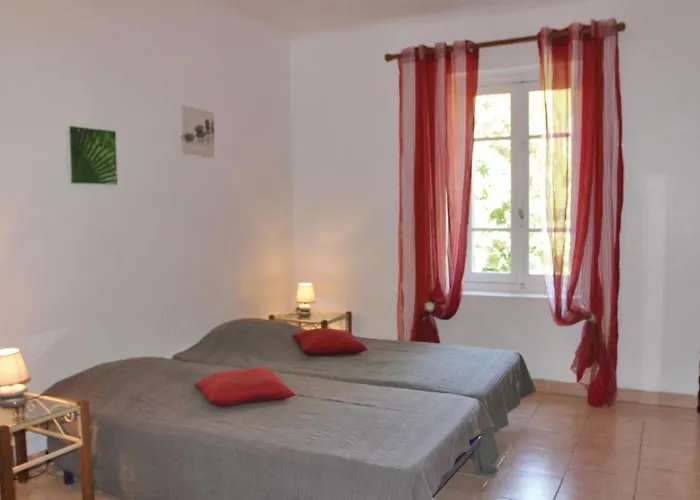 Awesome In St Julien De Peyrolas Σπίτι διακοπών Saint-Julien-de-Peyrolas